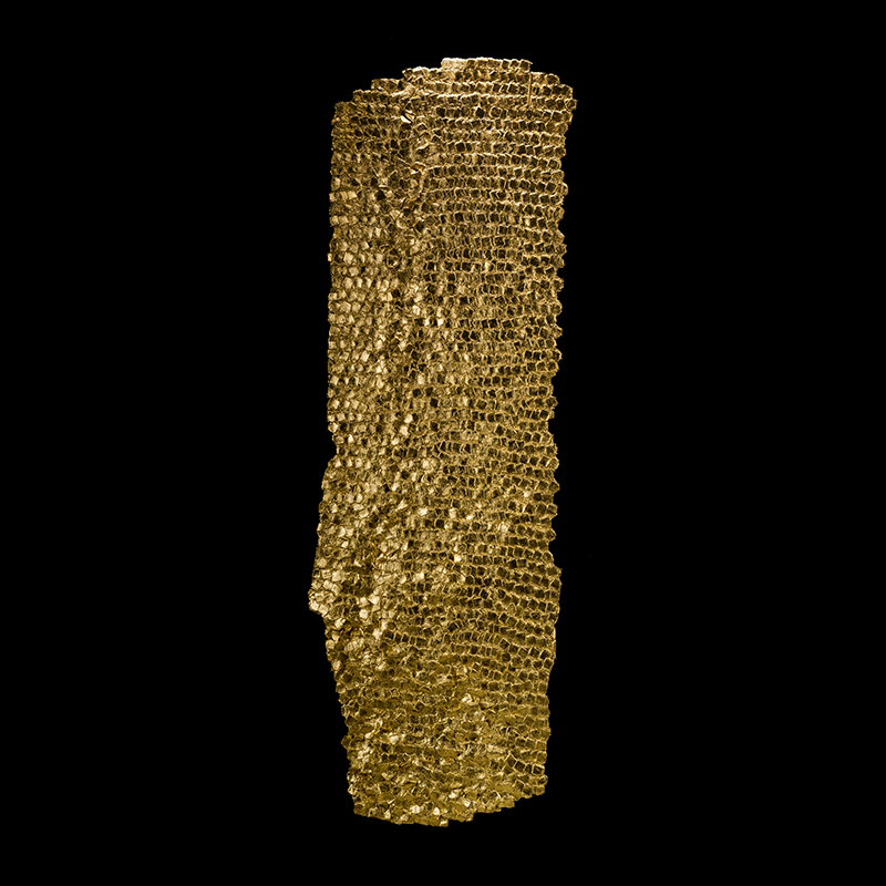 Estela 52, 2013. 168×55 cm; lino, gesso, acrílico y hoja de oro.
